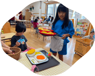 充実したおもちゃでおままごと