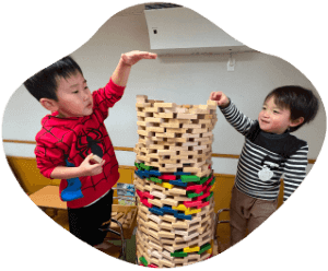 積み木で遊ぶ
