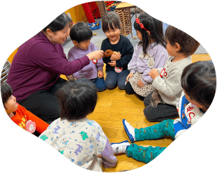 輪になって遊ぶ